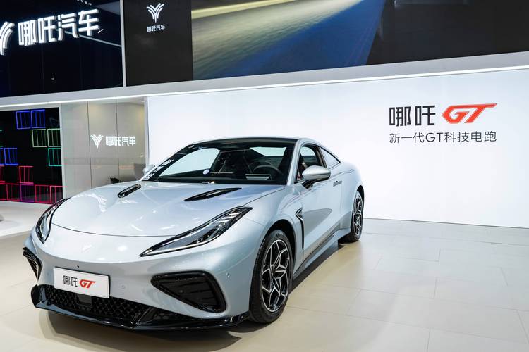 重庆45哪吒汽车在智能汽车领域的表现，领途汽车在新能源汽车市场中的影响力